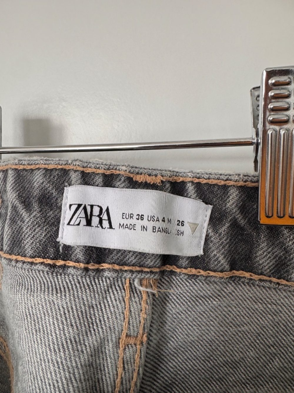 Zara High Waisted Tapered Jeans - Picture 3 of 3
